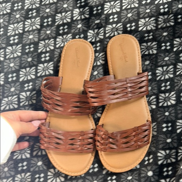 Universal Threads Sandals - Picture 1 of 3